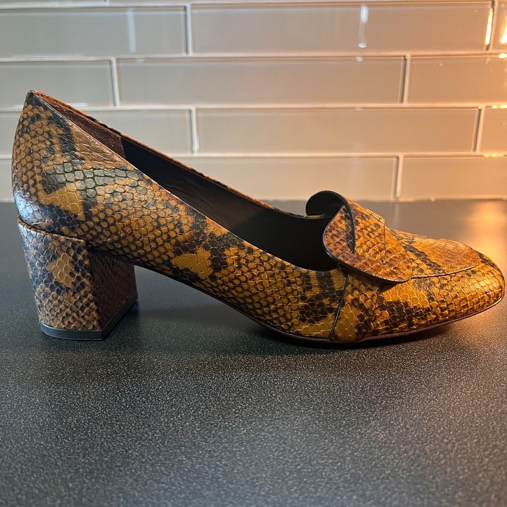 Tory Burch 2" Low Chunky Heels Loafers Loop Strap Toe Stamped Snake EUC Sz 8.5